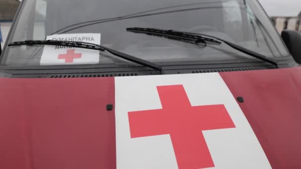 Яркий Красный Автомобиль Видимой Эмблемой Красного Креста Капоте Символизирующий Автомобиль — стоковое видео