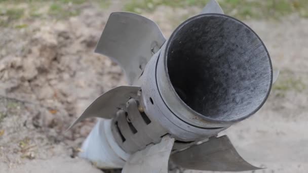 이미지는 우크라이나 전쟁의 여파를 근접촬영에서는 폭발되지 미사일 지상에 단단히 묘사되어 — 비디오