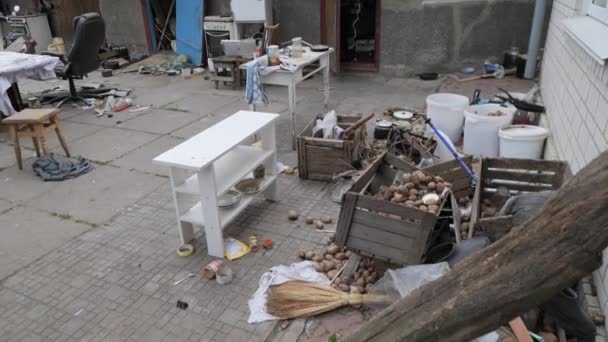 Skarp Skildring Efterdyningarna Attack Ukraina Visar Bilden Ett Virrvarr Krukor — Stockvideo