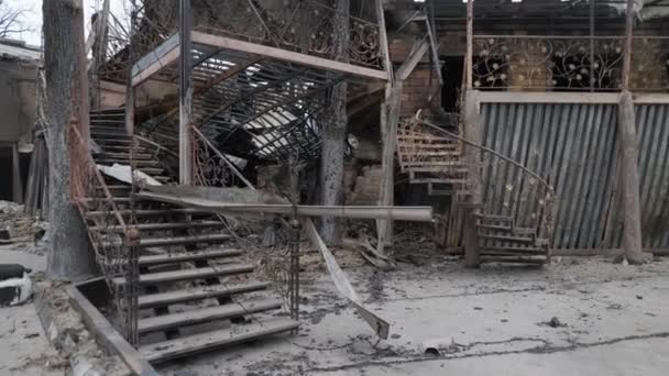 戦争の壊滅的な余波は 爆弾攻撃の後 ウクライナの破壊された家を描写して この写真に捉えられます かつての頑丈な構造物は今廃墟となっており 記憶に新しい — ストック動画