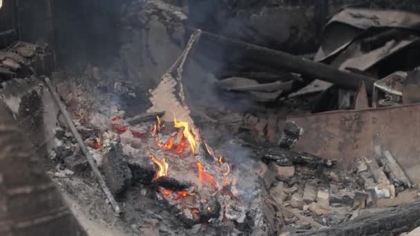 스러운 장면에서 우크라이나 전쟁의 현실을 수있습니다 폭격의 여파를 불길에 휩싸인 — 비디오