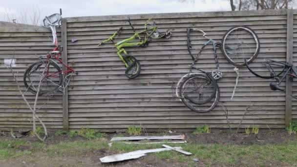 一幅令人难以忘怀的图像记录了俄罗斯导弹轰炸乌克兰的后果 当时一辆破烂不堪的自行车可怜地悬挂在一座受损房屋附近的围栏上 扭曲的金属和破碎的残渣告诉我们 — 图库视频影像