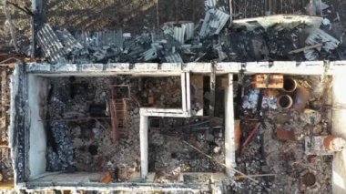 Resim, Ukrayna 'da yıkılan evler ve Kyiv oblast' ın Velyka Dymerka kasabasındaki yanan bir tankın resmedildiği bombalı saldırıların yıkıcı sonuçlarını kaydediyor. Bu sahne akıllara durgunluk veriyor.