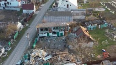 Savaşın yıkıcı sonuçları, Ukrayna 'da bombalı saldırılardan sonra yıkılan evleri tasvir eden bu resimde yer alıyor. Velyka Dymerka, Kyiv oblast. Bir zamanlar sağlam olan yapı şimdi harabelerde yatıyor.