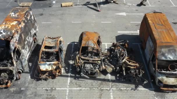 乌克兰战争的后果摧毁了基辅的汽车 图为乌克兰战争的后果 在基辅市展示了被毁的汽车 这一幕展现了赤裸裸 — 图库视频影像
