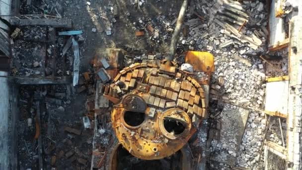 写真はウクライナでの爆弾攻撃の壊滅的な余波を捉え キエフ オブラストのヴェリカ ダイメルカ村で破壊された家屋と燃焼タンクを描いたものです 現場は忘れられない思い出だ — ストック動画