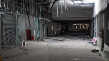 2022 baharında Ukrayna 'nın başkenti Kyiv' e yapılan bombardımanın sonuçları. Yıkılmış bir alışveriş merkezi gösteriliyor. Sahne, çatışmanın Ukrayna şehirleri üzerindeki yıkıcı etkisini resmediyor.