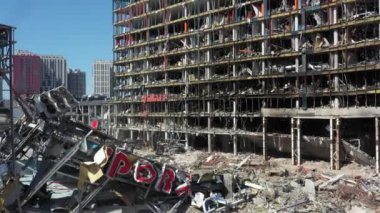 2022 baharında Ukrayna 'nın başkenti Kyiv' e yapılan bombardımanın sonuçları. Yıkılmış bir alışveriş merkezi gösteriliyor. Yok edilmiş park yeri. Sahne, Ukrayna 'daki çatışmanın yıkıcı etkisini gösteriyor.