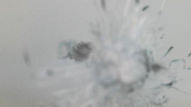 Camda bir kurşun izi var. - Savaş. Ukrayna. Bu güçlü görüntü, Ukrayna 'daki savaşın acı gerçekliğini çağrıştıran cam yüzeyde hayalet bir kurşun izi gösteriyor. Bu tek, uğursuz leke...