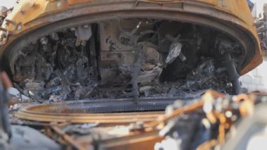 Resim, Ukrayna 'da yıkılan evler ve Kyiv oblast' ın Velyka Dymerka kasabasındaki yanan bir tankın resmedildiği bombalı saldırıların yıkıcı sonuçlarını kaydediyor. Bu sahne akıllara durgunluk veriyor.