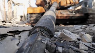 Resim, Ukrayna 'da yıkılan evler ve Kyiv oblast' ın Velyka Dymerka kasabasındaki yanan bir tankın resmedildiği bombalı saldırıların yıkıcı sonuçlarını kaydediyor. Bu sahne akıllara durgunluk veriyor.