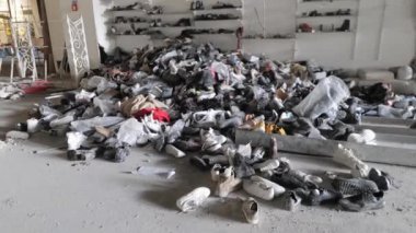 2022 baharında Ukrayna 'nın başkenti Kyiv' e yapılan bombardımanın sonuçları. Yıkılmış bir alışveriş merkezi gösteriliyor. Sahne, çatışmanın Ukrayna şehirleri üzerindeki yıkıcı etkisini resmediyor.