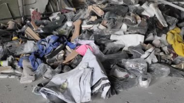 2022 baharında Ukrayna 'nın başkenti Kyiv' e yapılan bombardımanın sonuçları. Yıkılmış bir alışveriş merkezi gösteriliyor. Sahne, çatışmanın Ukrayna şehirleri üzerindeki yıkıcı etkisini resmediyor.