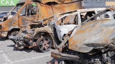 Ukrayna 'daki savaşın sonuçları arabaları tahrip etti. Velyka Dymerka, Kyiv oblast. Resim, Ukrayna 'daki savaşın yıkık dökük arabaları gösteren sonuçlarını gösteriyor. Sahne Stark 'ı gözler önüne seriyor
