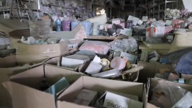 2022 baharında Ukrayna 'nın başkenti Kyiv' e yapılan bombardımanın sonuçları. Yıkılmış bir alışveriş merkezi gösteriliyor. Sahne, çatışmanın Ukrayna şehirleri üzerindeki yıkıcı etkisini resmediyor.