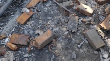 Resim, Ukrayna 'da yıkılan evler ve Kyiv oblast' ın Velyka Dymerka kasabasındaki yanan bir tankın resmedildiği bombalı saldırıların yıkıcı sonuçlarını kaydediyor. Bu sahne akıllara durgunluk veriyor.