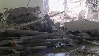 2022 baharında Ukrayna 'nın başkenti Kyiv' e yapılan bombardımanın sonuçları. Yıkılmış bir alışveriş merkezi gösteriliyor. Sahne, çatışmanın Ukrayna şehirleri üzerindeki yıkıcı etkisini resmediyor.