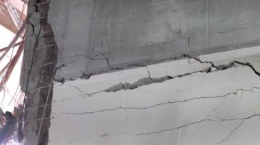 2022 baharında Ukrayna 'nın başkenti Kyiv' e yapılan bombardımanın sonuçları. Yıkılmış bir alışveriş merkezi gösteriliyor. Sahne, çatışmanın Ukrayna şehirleri üzerindeki yıkıcı etkisini resmediyor.