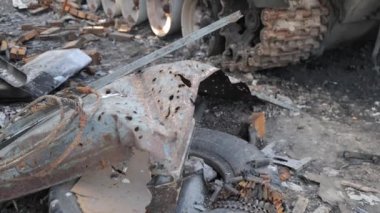 Resim, Ukrayna 'da yıkılan evler ve Kyiv oblast' ın Velyka Dymerka kasabasındaki yanan bir tankın resmedildiği bombalı saldırıların yıkıcı sonuçlarını kaydediyor. Bu sahne akıllara durgunluk veriyor.