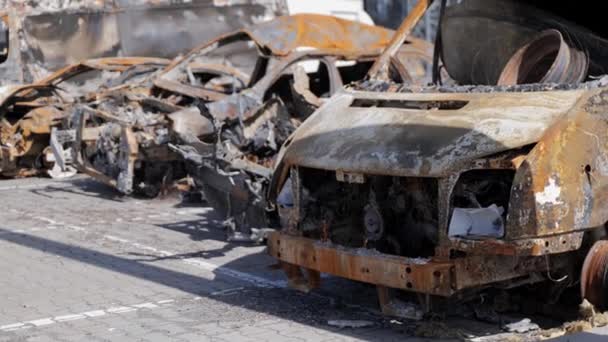 ウクライナ戦争の結果 自動車は破壊された ヴィリーカ ディマーカ この写真はウクライナでの戦争の結果を描き 破壊された車両を展示している シーンはスタークを明らかにする — ストック動画