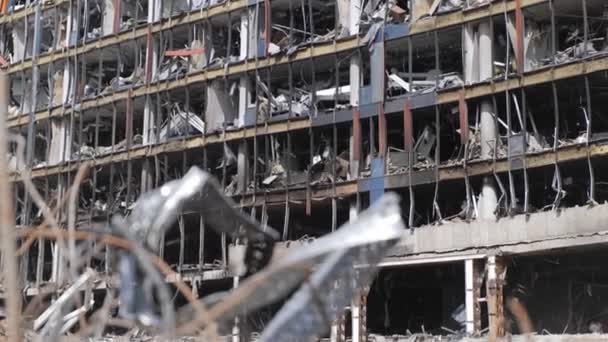 Последствия Обстрела Киеве Весной 2022 Года Показан Разрушенный Торговый Центр — стоковое видео