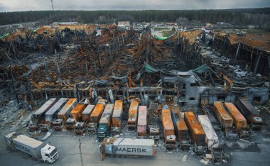 Video, Rusya 'nın Bucha, Ukrayna' daki bir deponun yok edildiği istilanın sonrasını gösteriyor. Sahne, enkaz ve molozların etrafa saçıldığı bir yıkım manzarası sergiliyor.