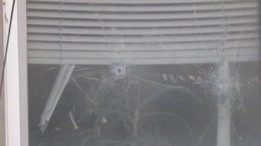 Camda bir kurşun izi var. - Savaş. Ukrayna. Bu güçlü görüntü, Ukrayna 'daki savaşın acı gerçekliğini çağrıştıran cam yüzeyde hayalet bir kurşun izi gösteriyor. Bu tek, uğursuz leke...
