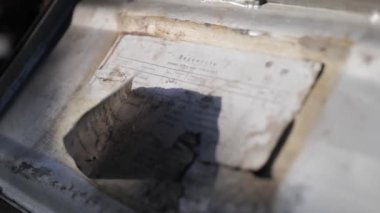 Resim, Ukrayna 'da yıkılan evler ve Kyiv oblast' ın Velyka Dymerka kasabasındaki yanan bir tankın resmedildiği bombalı saldırıların yıkıcı sonuçlarını kaydediyor. Bu sahne akıllara durgunluk veriyor.