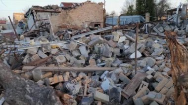Savaşın yıkıcı sonuçları, Ukrayna 'da bombalı saldırılardan sonra yıkılan bir evi resmeden bu resimde yer alıyor. Bir zamanlar sağlam olan yapı şimdi harabelerde yatıyor, kasvetli bir hatırlatma.