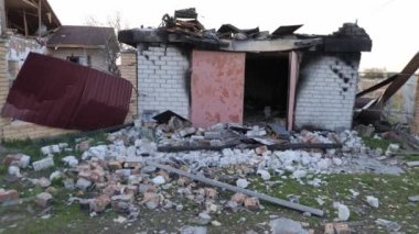 Savaşın yıkıcı sonuçları, Ukrayna 'da bombalı saldırılardan sonra yıkılan bir evi resmeden bu resimde yer alıyor. Bir zamanlar sağlam olan yapı şimdi harabelerde yatıyor, kasvetli bir hatırlatma.