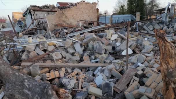 Savaşın Yıkıcı Sonuçları Ukrayna Bombalı Saldırılardan Sonra Yıkılan Bir Evi — Stok video