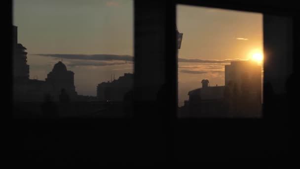 一个迷人的视频显示了一个迷人的日落从基辅的一个窗户 温暖的金黄色的色彩笼罩着天空 给城市景观带来了令人惊叹的景象 场景散发出宁静的光芒 — 图库视频影像