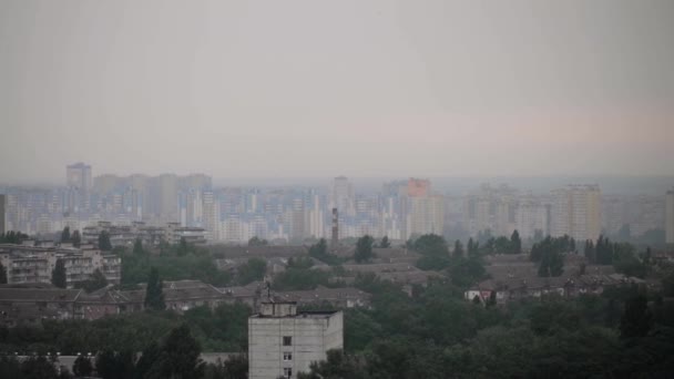Dešťové Kapky Vytvářejí Mlhavé Prostředí Které Propůjčuje Éterický Půvab Městu — Stock video