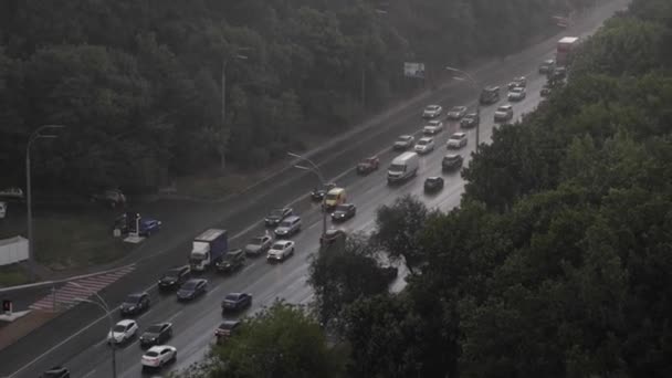 视频记录了基辅的一个雨天 雨点在街上和汽车上闪闪发光 潮湿的沥青路面反射着城市的灯光 营造出一种美丽的 喜怒无常的氛围 联合国的背景 — 图库视频影像