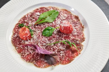 Beyaz tabakta et aperatifi. Yüksek kalite fotoğraf