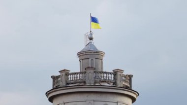 Ukrayna bayrağının canlı renkleri. Ukrayna savaşı. Chernihiv. Sarı ve mavi bayrak Ukrayna 'nın dayanıklılığını ve ulusal gururunu simgeleyen gururla dalgalanıyor. Savaşın gölgelerinin arasında