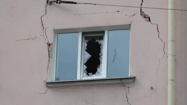 Hava saldırısından sonra yıkılan modern ev. Ukrayna 'da savaş. Felaket. Mermilerden duvarlarda delikler var. Chernihiv şehri. Yüksek kalite 4k görüntü