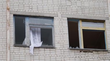 Hava saldırısından sonra yıkılan modern ev. Ukrayna 'da savaş. Felaket. Mermilerden duvarlarda delikler var. Chernihiv şehri. Yüksek kalite 4k görüntü
