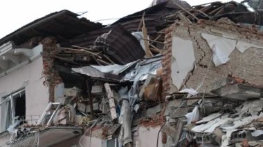 Hava saldırısından sonra yıkılan modern ev. Ukrayna 'da savaş. Felaket. Mermilerden duvarlarda delikler var. Chernihiv şehri. Yüksek kalite 4k görüntü
