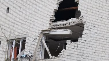Hava saldırısından sonra yıkılan modern ev. Ukrayna 'da savaş. Felaket. Mermilerden duvarlarda delikler var. Chernihiv şehri. Yüksek kalite 4k görüntü