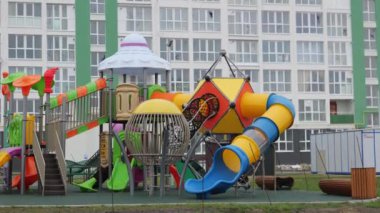 Bu dokunaklı görüntü, bir çocuk oyun alanını bir füze saldırısıyla harap olmuş bir evin arka planına karşı birleştiriyor. Savaşın toplumlar üzerindeki yıkıcı etkisini açıkça gösteriyor. Chernihiv. Savaş