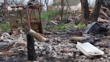 Ukrayna 'ya yapılan saldırıdan sonra ortaya çıkan net görüntü rastgele etrafa dağılmış eşyalar gösteriyor. Bir zamanlar günlük yaşam için gerekli olan eşyalar şimdi terk edilmiş ve zarar görmüş bir halde yatıyor.