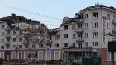 Hava saldırısından sonra yıkılan modern ev. Ukrayna 'da savaş. Felaket. Mermilerden duvarlarda delikler var. Chernihiv şehri. Yüksek kalite 4k görüntü