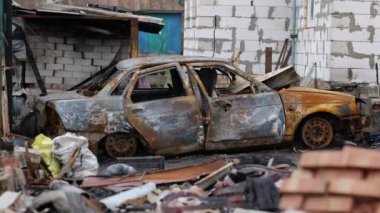 Ukrayna 'daki savaşın sonuçları arabaları yok etti. Chernihiv. Resim, Ukrayna 'daki savaşın yıkık dökük arabaları gösteren sonuçlarını gösteriyor. Sahne, tüm gerçekliği gözler önüne seriyor.