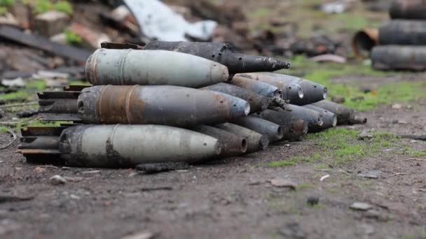 Imagen Ilustra Sombría Realidad Guerra Ucrania Mostrando Misiles Proyectiles Militares — Vídeo de stock