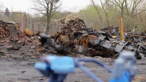 チェルニゴフ この写真は ウクライナでの戦争の結果を示しています 破壊された自動車と子供の自転車 シーンは紛争の厳しい現実を示しています 4Kフォーマットの高品質の映像 — ストック動画