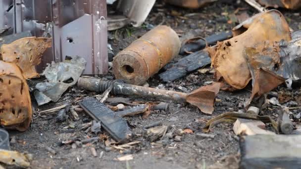 这张照片显示了一枚炮弹在地面上 乌克兰战争 4K格式的高质量镜头 — 图库视频影像