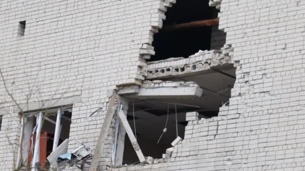 Förstört Bostadsområde Modernt Hus Efter Luftangrepp Krig Ukraina Katastrof Hål — Stockvideo