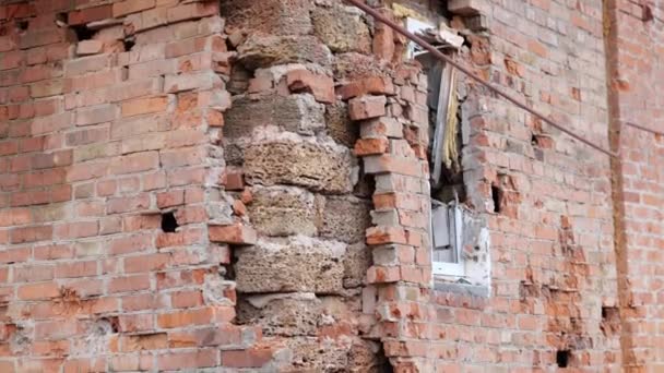 空襲後に住宅を破壊した ウクライナ戦争 カタストロピー 貝殻からの壁の穴 シェリフ シティ 高品質の4K映像 — ストック動画