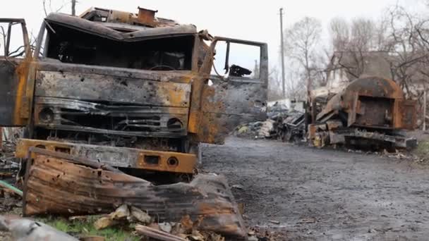 乌克兰战争的后果摧毁了汽车 Chernihiv 图为乌克兰战争的后果 展示了被毁的汽车 这个场景揭示了 — 图库视频影像